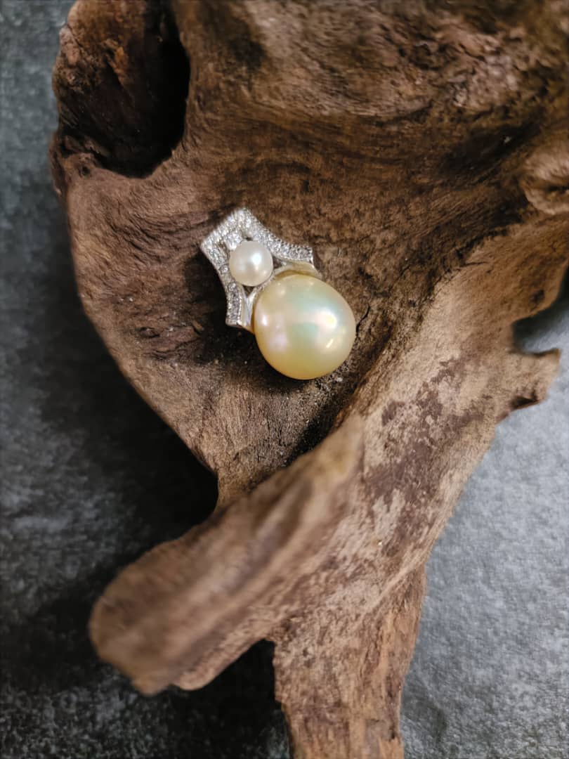 Celestica Vintage Golden Pearl Pendant
