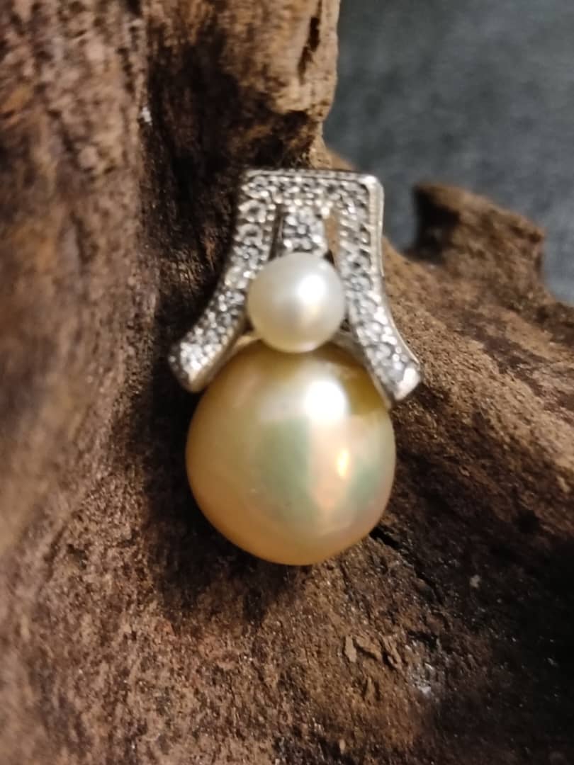 Celestica Vintage Golden Pearl Pendant