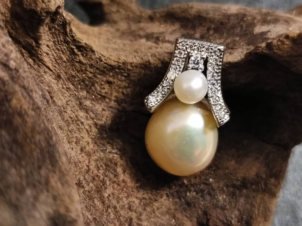 Celestica Vintage Golden Pearl Pendant