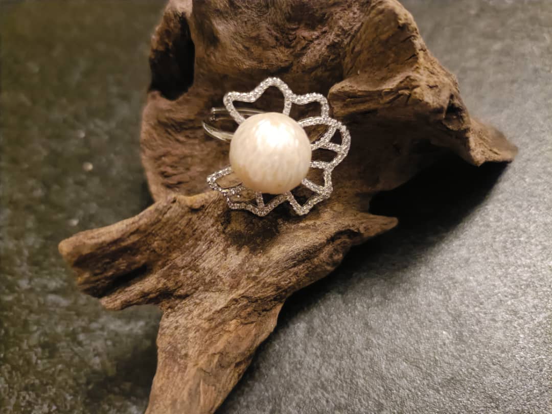 Glimmer Verse Pearl Ring