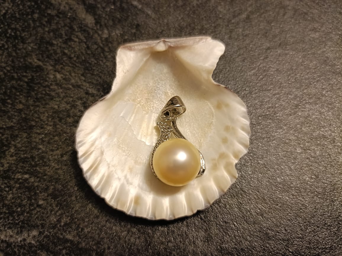 Soft Shineth Golden Pendant